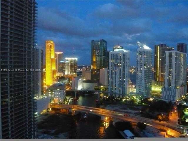 最近租的: $4,000 (1 贝兹, 2 浴室, 1337 平方英尺)