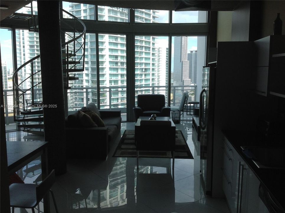 最近租的: $4,000 (1 贝兹, 2 浴室, 1337 平方英尺)