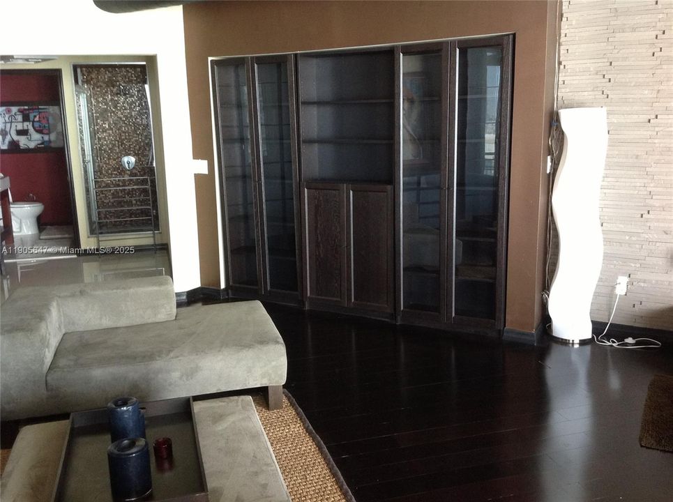 最近租的: $4,000 (1 贝兹, 2 浴室, 1337 平方英尺)