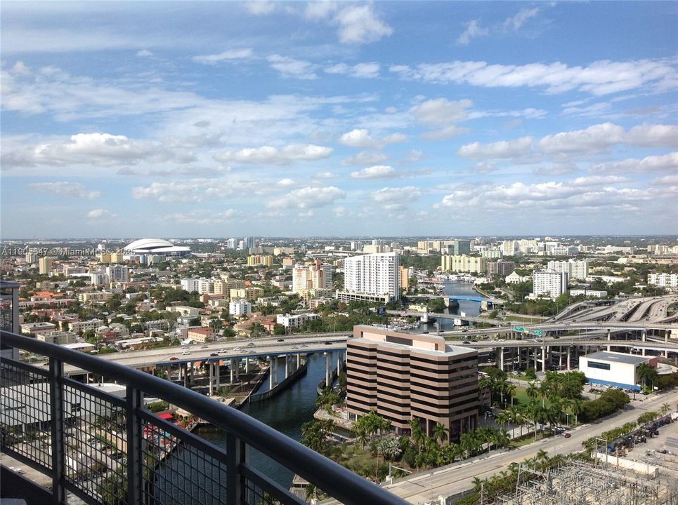 最近租的: $4,000 (1 贝兹, 2 浴室, 1337 平方英尺)