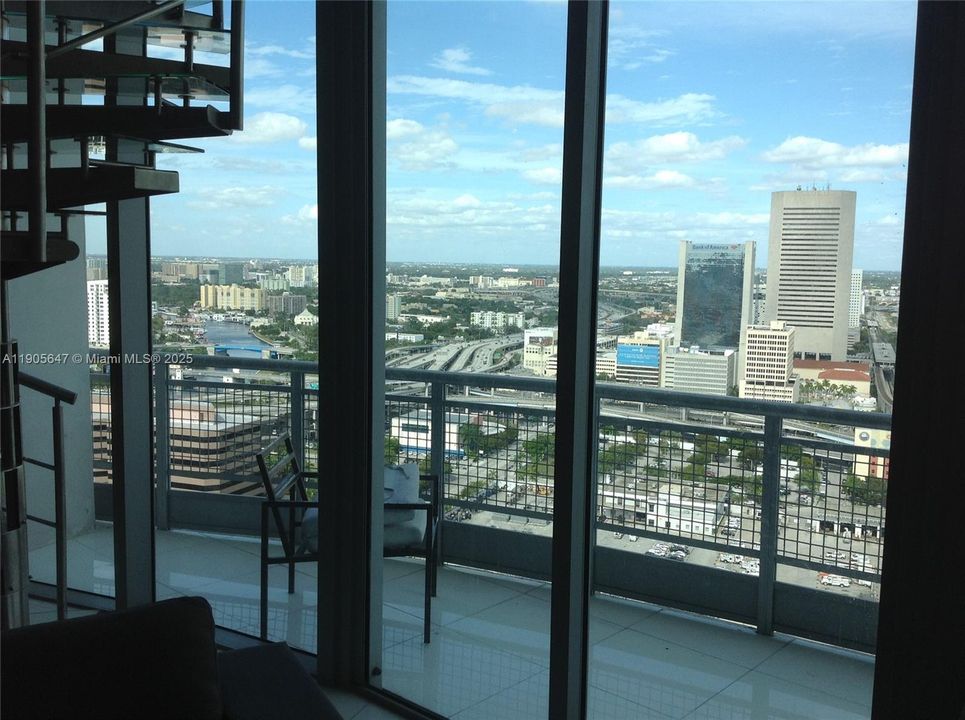 最近租的: $4,000 (1 贝兹, 2 浴室, 1337 平方英尺)