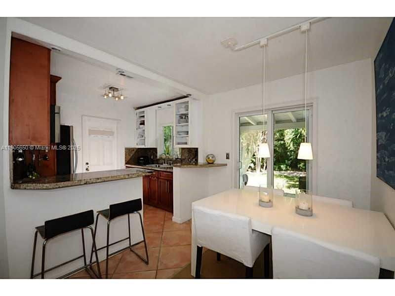 For Rent: $3,199 (2 beds, 1 baths, 1056 Square Feet)