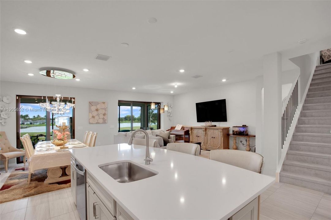 For Sale: $975,000 (5 beds, 3 baths, 2860 Square Feet)