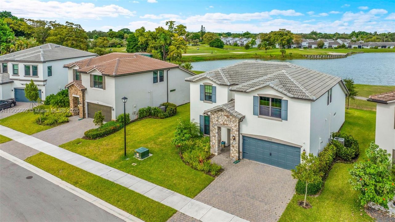 For Sale: $975,000 (5 beds, 3 baths, 2860 Square Feet)