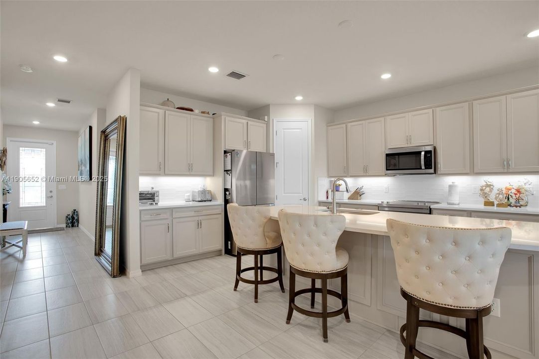 For Sale: $975,000 (5 beds, 3 baths, 2860 Square Feet)