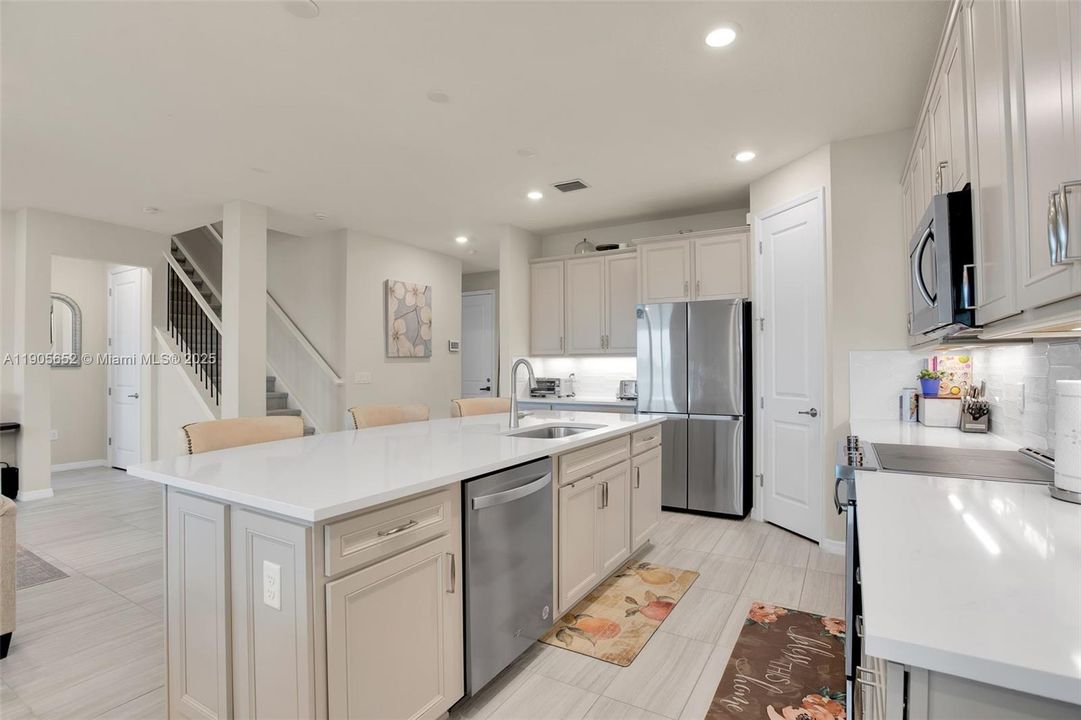 For Sale: $975,000 (5 beds, 3 baths, 2860 Square Feet)