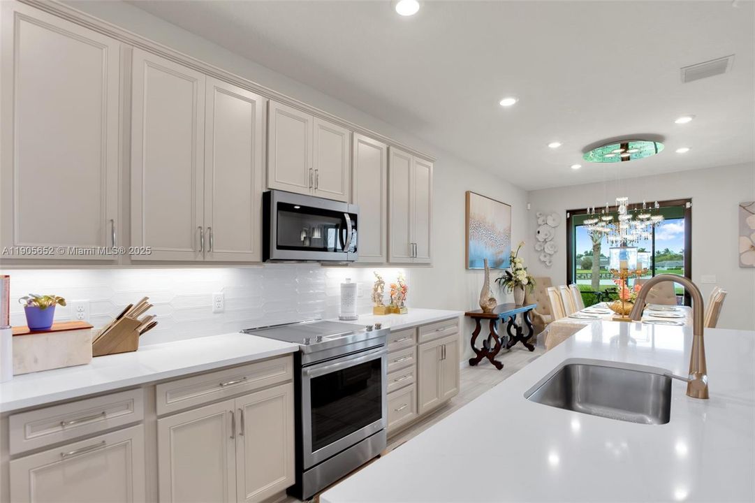 For Sale: $975,000 (5 beds, 3 baths, 2860 Square Feet)