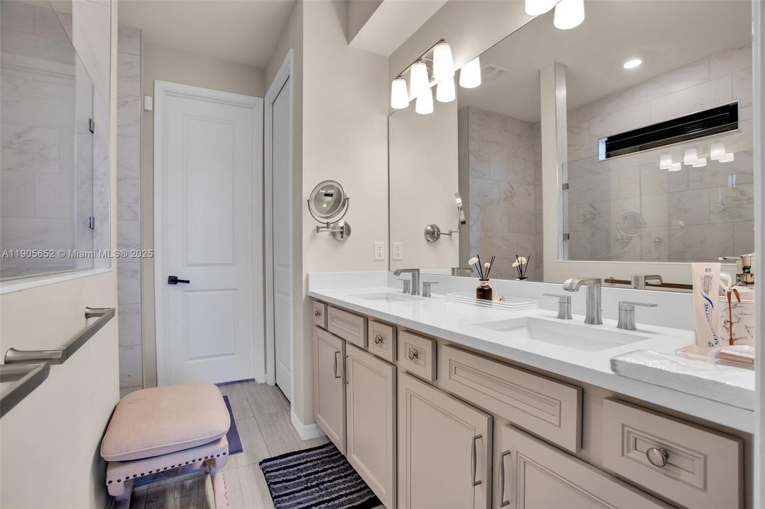 For Sale: $975,000 (5 beds, 3 baths, 2860 Square Feet)