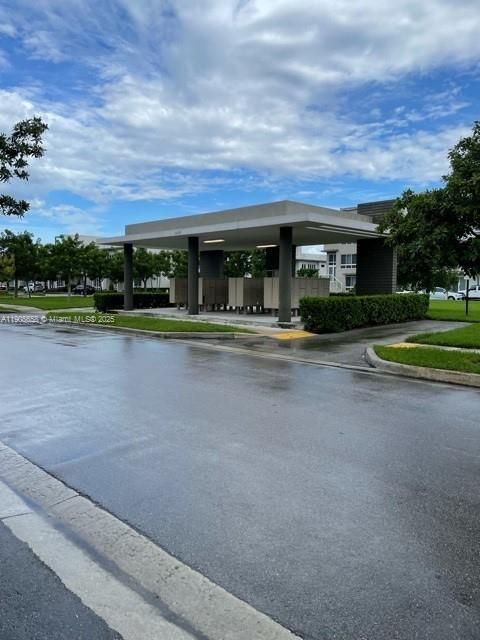 Под контрактом: $3,350 (3 спален, 2 ванн, 1360 Квадратных фут)