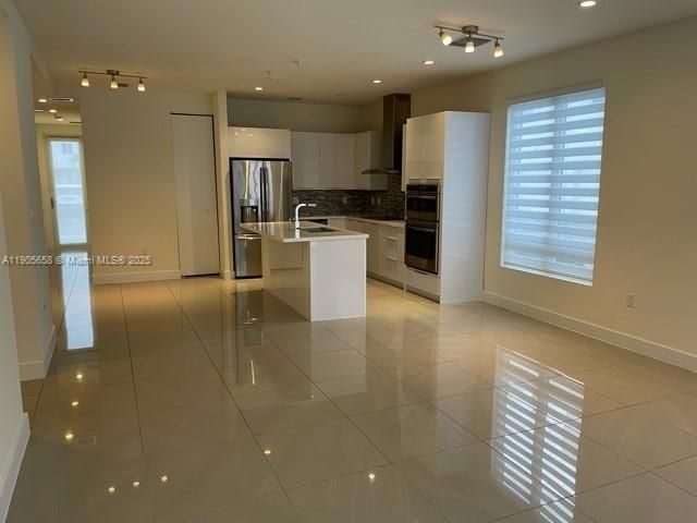 Под контрактом: $3,350 (3 спален, 2 ванн, 1360 Квадратных фут)