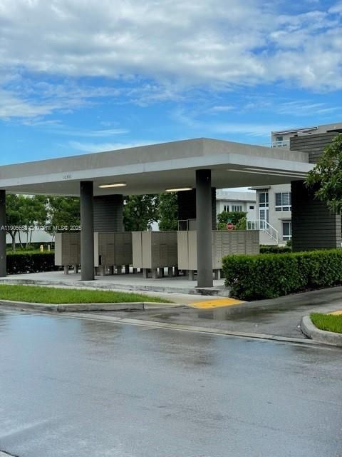 Под контрактом: $3,350 (3 спален, 2 ванн, 1360 Квадратных фут)