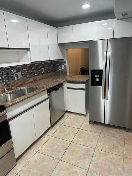 For Sale: $188,500 (2 beds, 2 baths, 984 Square Feet)