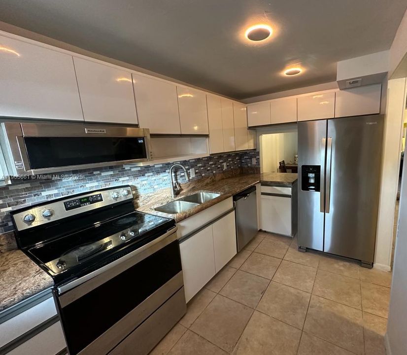 For Sale: $188,500 (2 beds, 2 baths, 984 Square Feet)