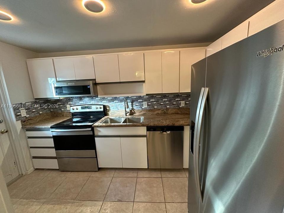 For Sale: $188,500 (2 beds, 2 baths, 984 Square Feet)