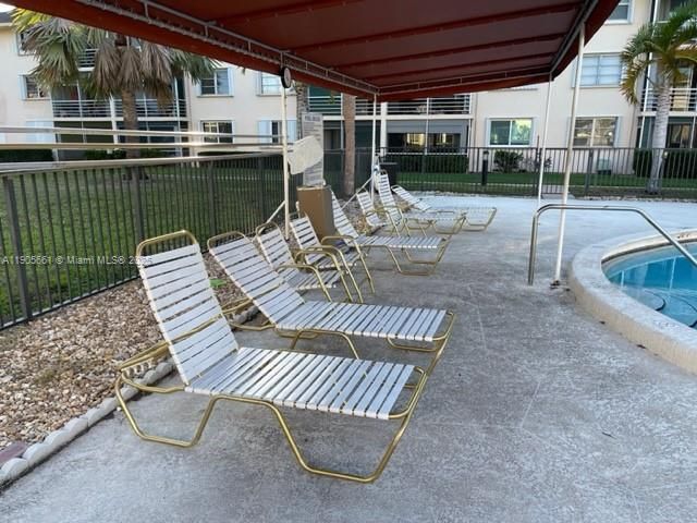 For Sale: $188,500 (2 beds, 2 baths, 984 Square Feet)