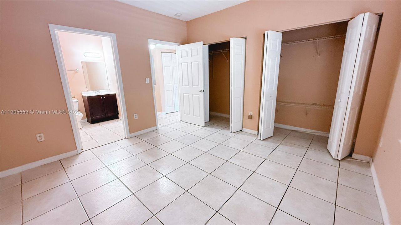 合同活跃: $299,900 (3 贝兹, 2 浴室, 1160 平方英尺)