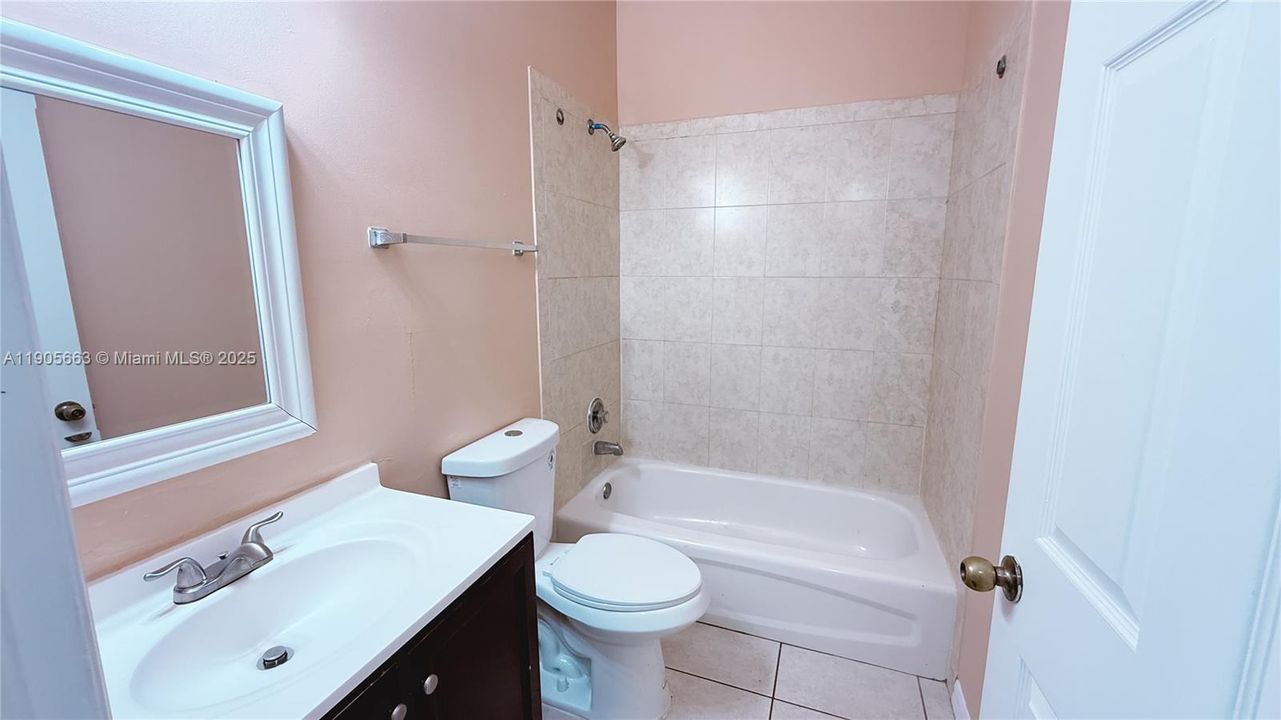 合同活跃: $299,900 (3 贝兹, 2 浴室, 1160 平方英尺)