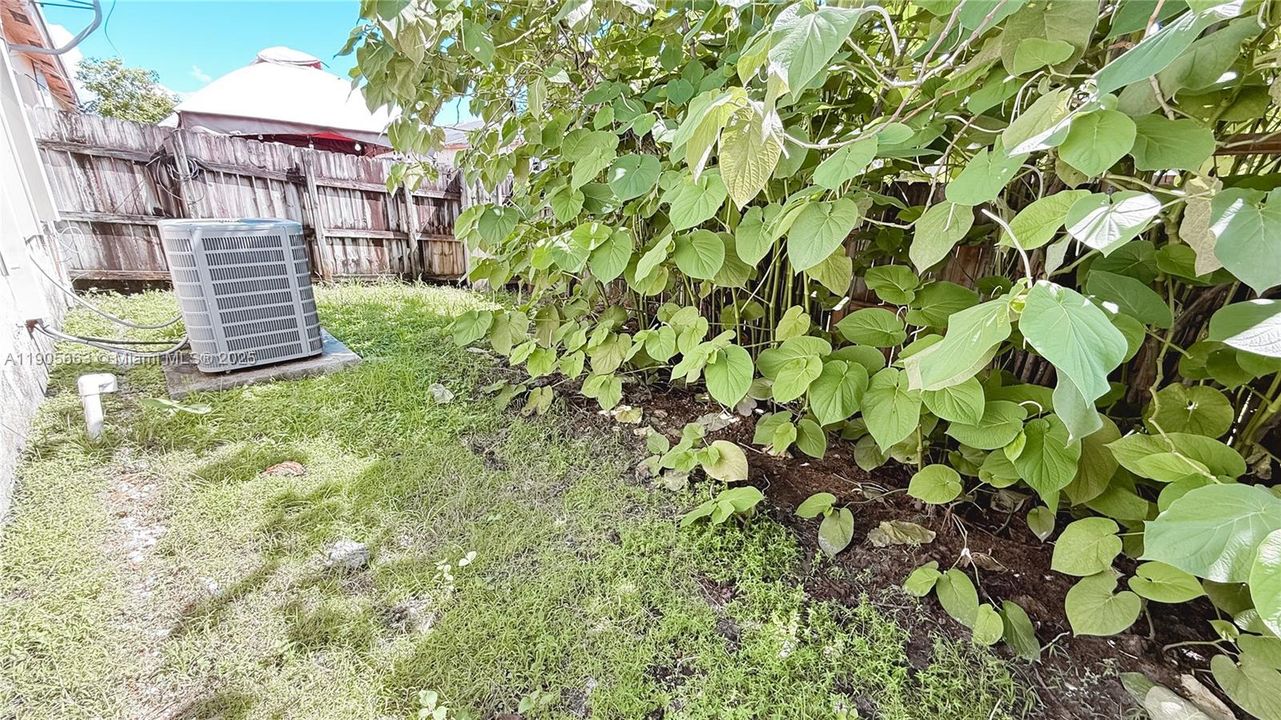 合同活跃: $299,900 (3 贝兹, 2 浴室, 1160 平方英尺)