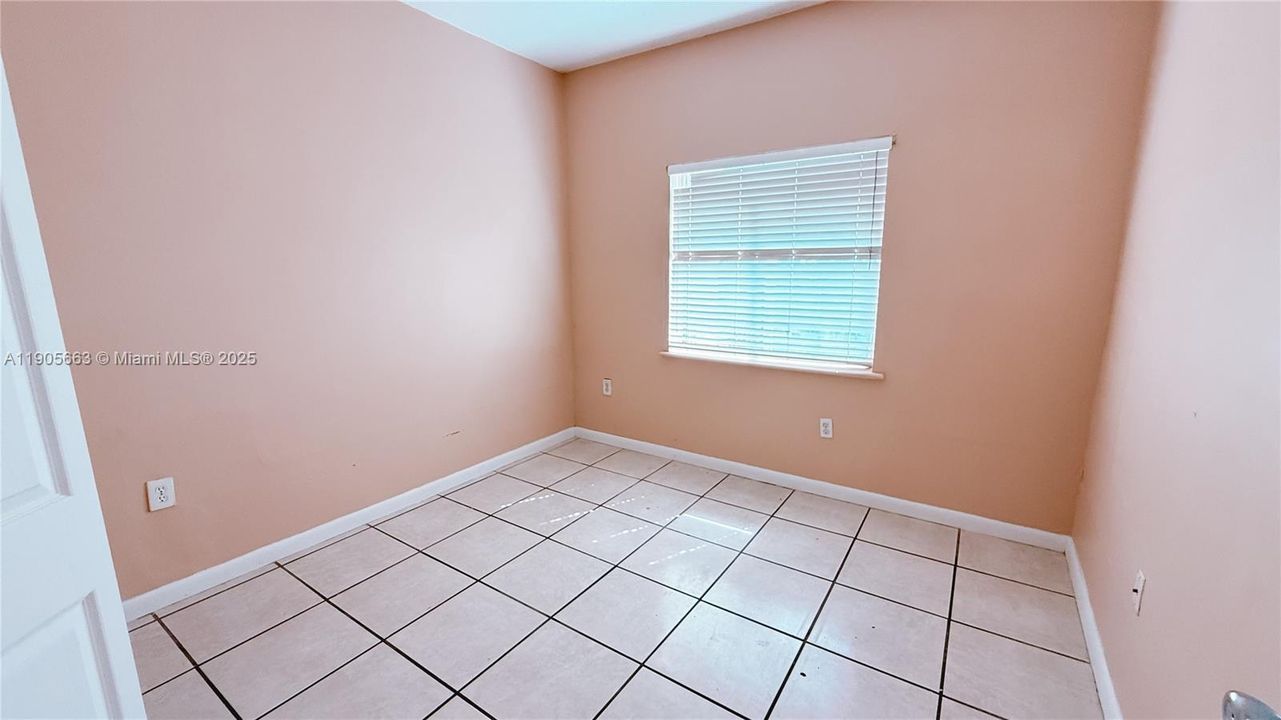 合同活跃: $299,900 (3 贝兹, 2 浴室, 1160 平方英尺)