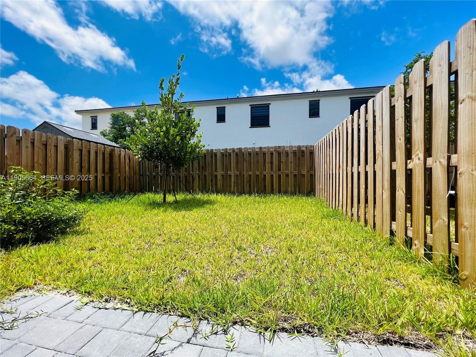 For Rent: $2,300 (3 beds, 2 baths, 1483 Square Feet)