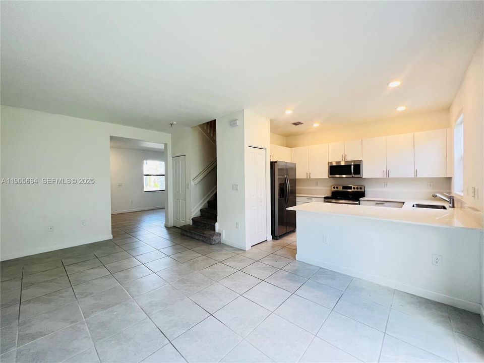 For Rent: $2,300 (3 beds, 2 baths, 1483 Square Feet)