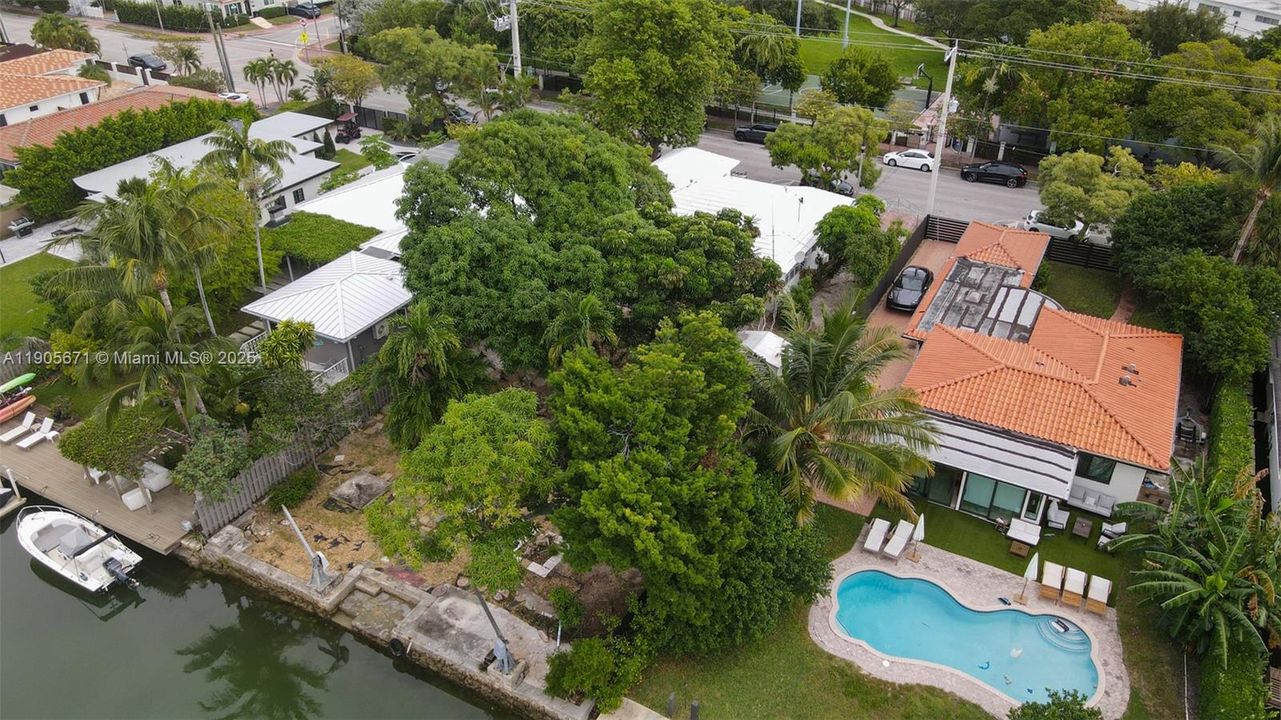 合同活跃: $1,500,000 (2 贝兹, 2 浴室, 1455 平方英尺)