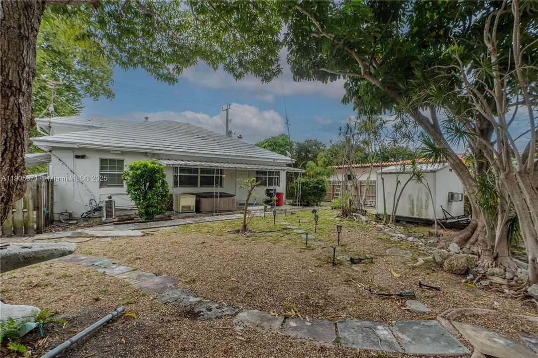 合同活跃: $1,500,000 (2 贝兹, 2 浴室, 1455 平方英尺)