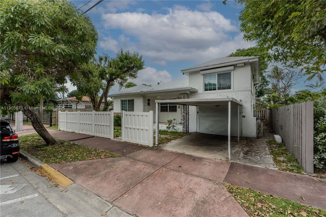 合同活跃: $1,500,000 (2 贝兹, 2 浴室, 1455 平方英尺)