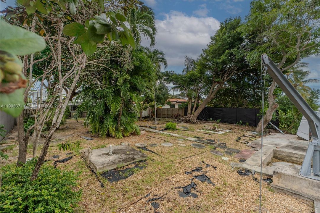 合同活跃: $1,500,000 (2 贝兹, 2 浴室, 1455 平方英尺)