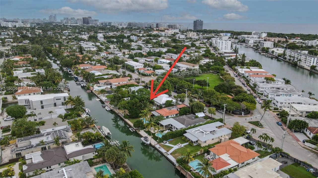 合同活跃: $1,500,000 (2 贝兹, 2 浴室, 1455 平方英尺)