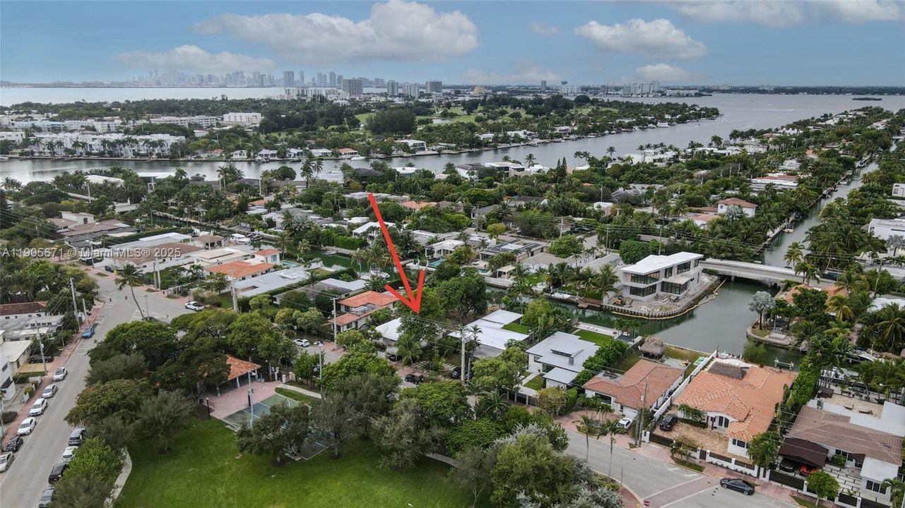 合同活跃: $1,500,000 (2 贝兹, 2 浴室, 1455 平方英尺)