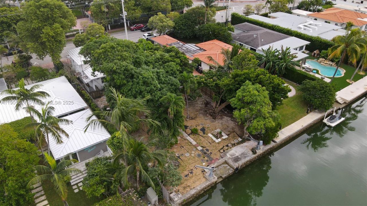 合同活跃: $1,500,000 (2 贝兹, 2 浴室, 1455 平方英尺)