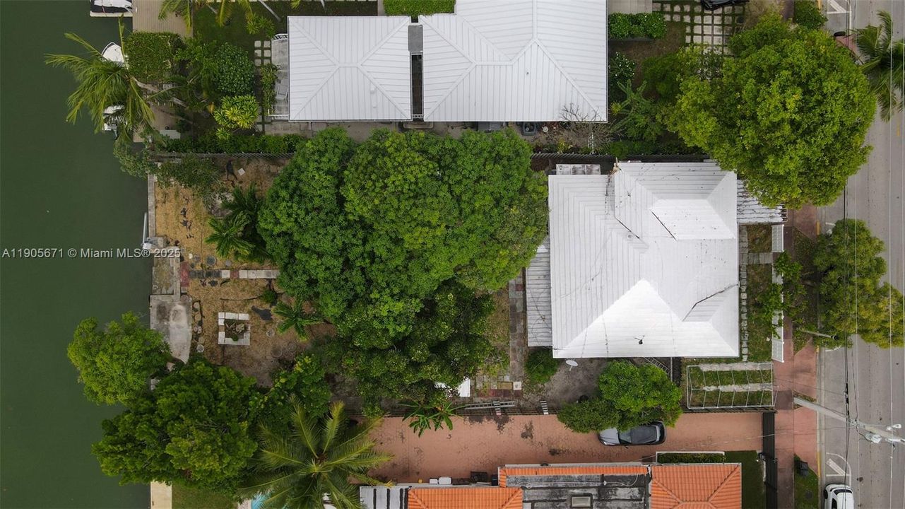 合同活跃: $1,500,000 (2 贝兹, 2 浴室, 1455 平方英尺)