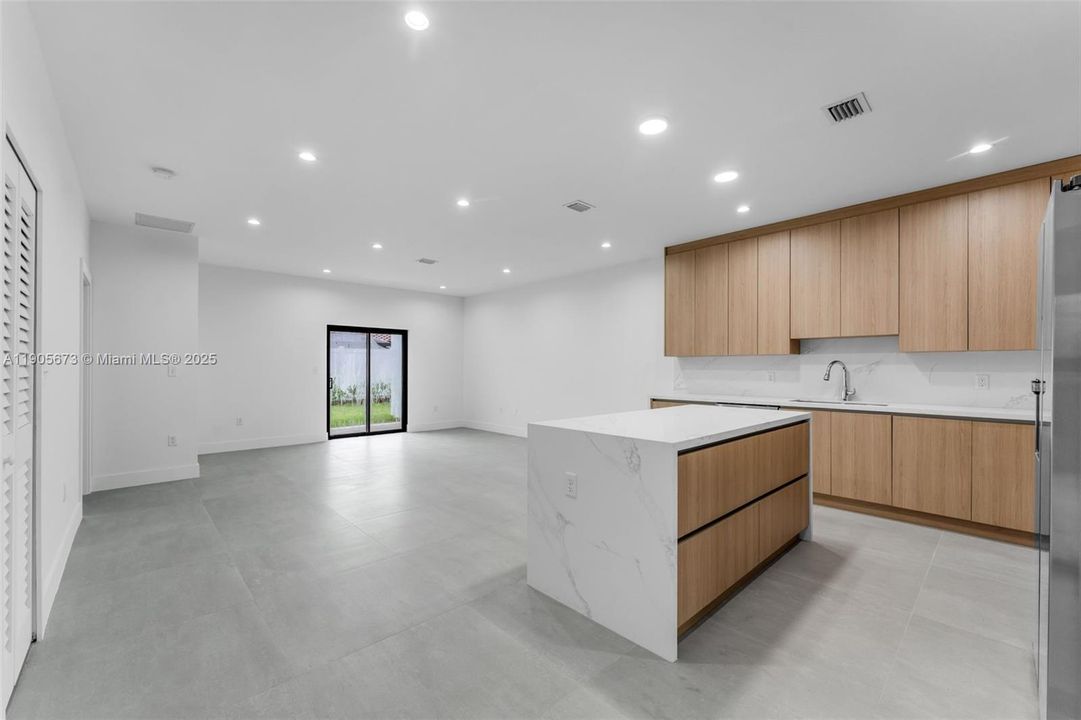 最近售出: $699,900 (3 贝兹, 2 浴室, 2283 平方英尺)