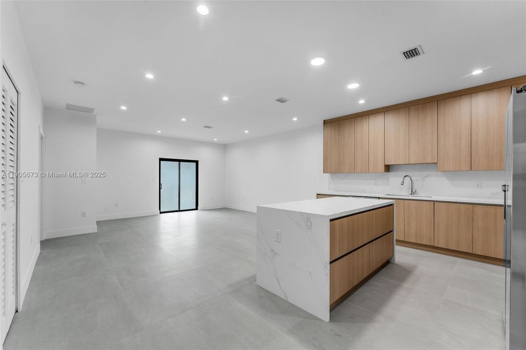 最近售出: $699,900 (3 贝兹, 2 浴室, 2283 平方英尺)