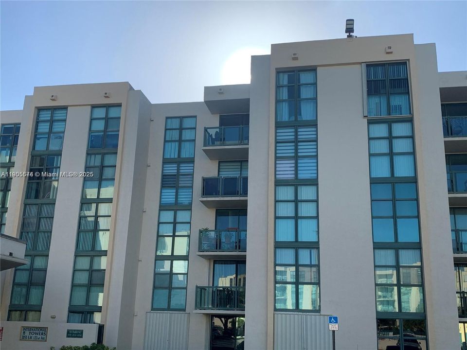 For Rent: $2,050 (2 beds, 2 baths, 850 Square Feet)