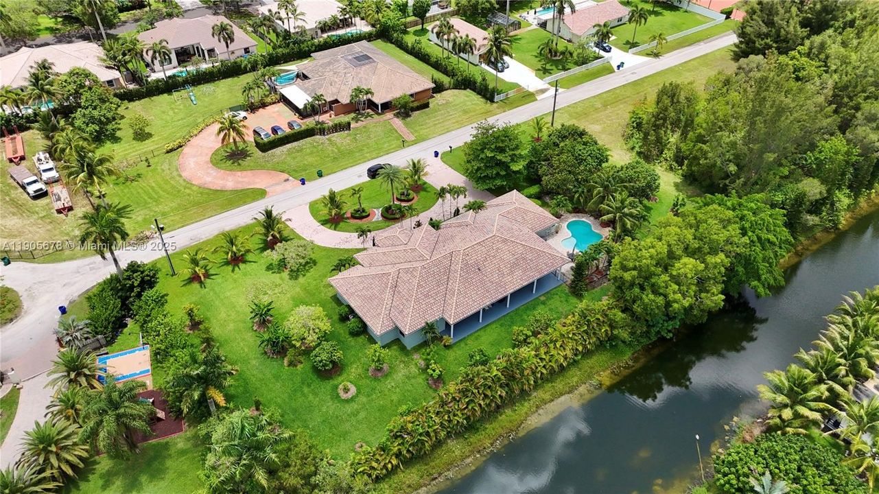 待售: $2,100,000 (4 贝兹, 4 浴室, 3752 平方英尺)