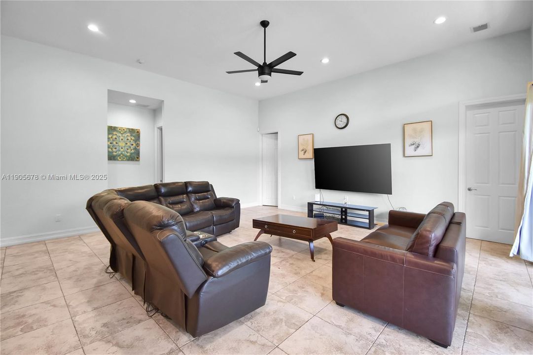 待售: $2,100,000 (4 贝兹, 4 浴室, 3752 平方英尺)