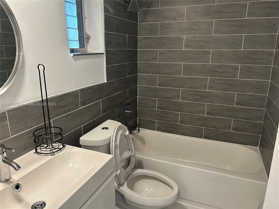 Recently Rented: $1,650 (1 beds, 1 baths, 656 Square Feet)