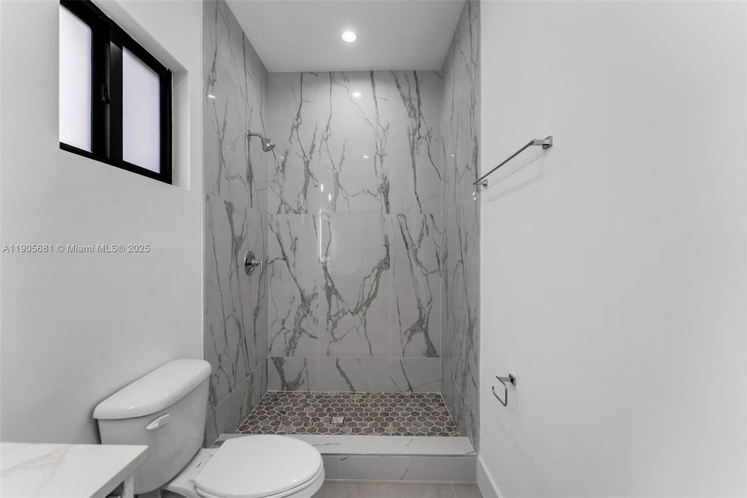 最近售出: $699,900 (3 贝兹, 2 浴室, 2283 平方英尺)