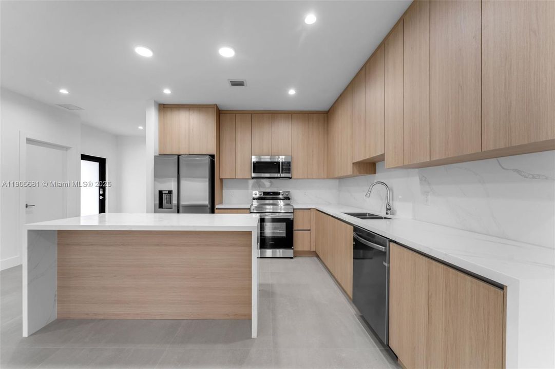 最近售出: $699,900 (3 贝兹, 2 浴室, 2283 平方英尺)