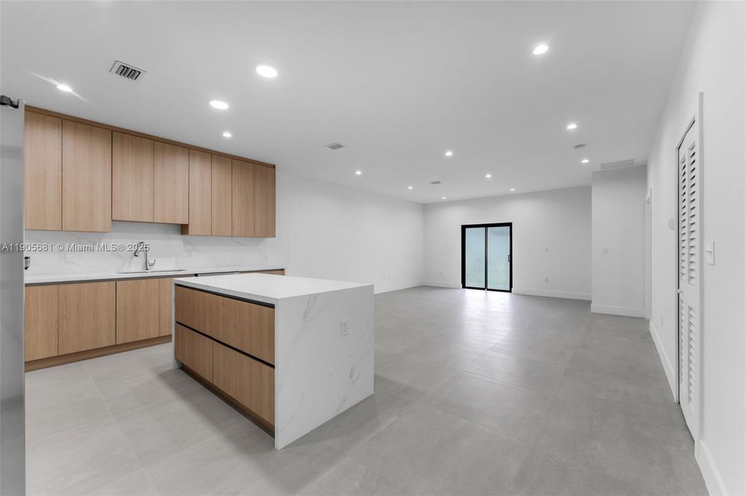 最近售出: $699,900 (3 贝兹, 2 浴室, 2283 平方英尺)