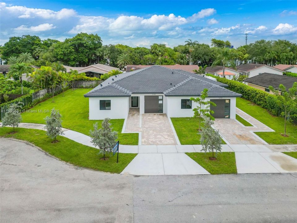 最近售出: $699,900 (3 贝兹, 2 浴室, 2283 平方英尺)