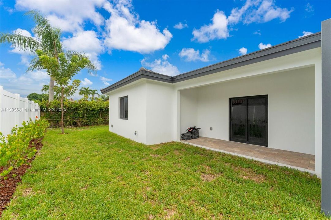 最近售出: $699,900 (3 贝兹, 2 浴室, 2283 平方英尺)