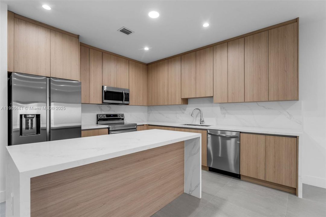 最近售出: $699,900 (3 贝兹, 2 浴室, 2283 平方英尺)