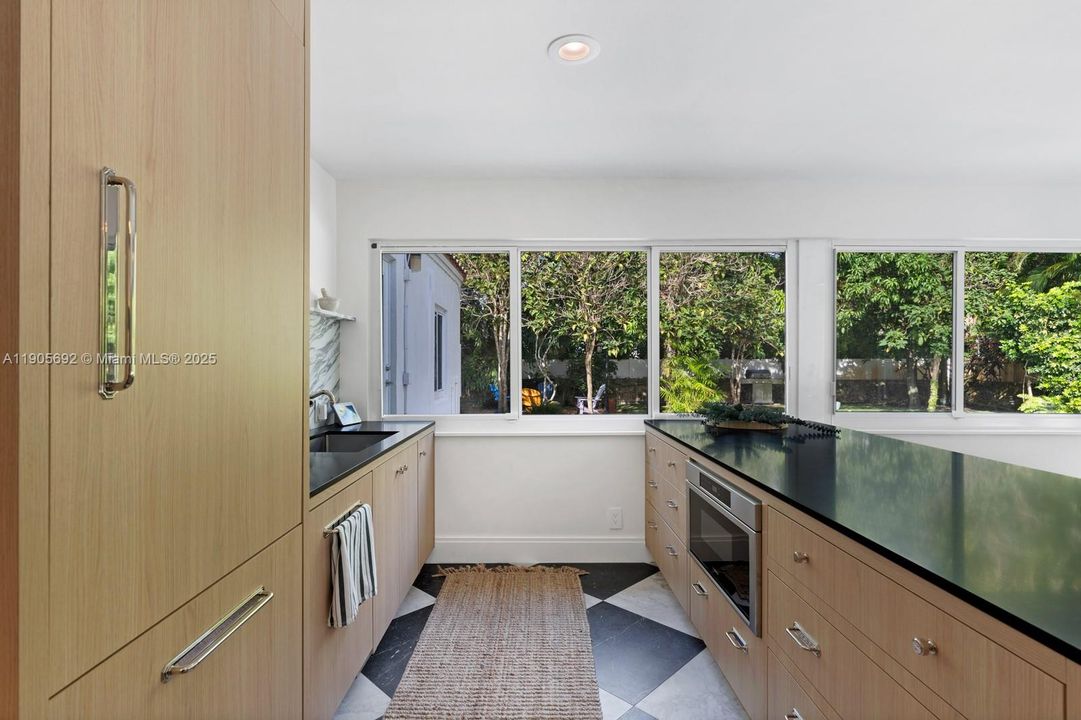 合同活跃: $1,750,000 (3 贝兹, 2 浴室, 1928 平方英尺)