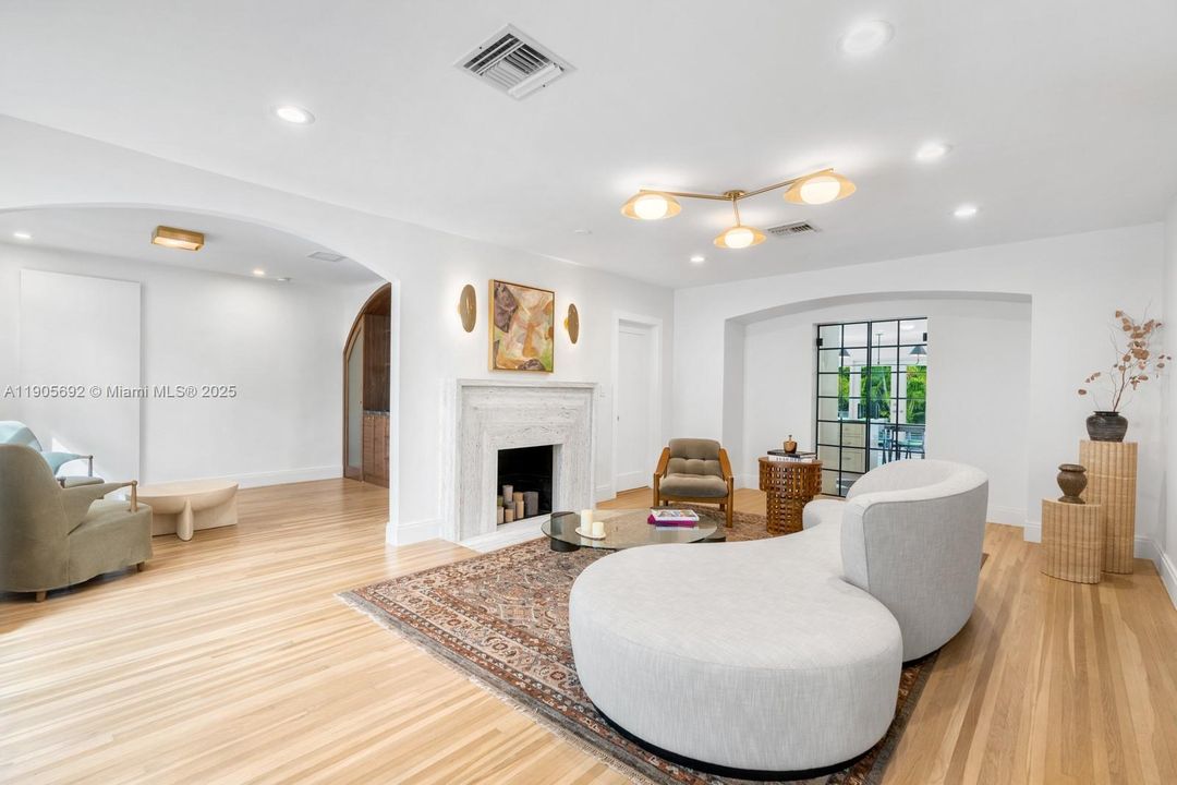 合同活跃: $1,750,000 (3 贝兹, 2 浴室, 1928 平方英尺)