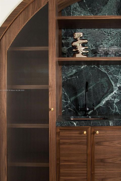 合同活跃: $1,750,000 (3 贝兹, 2 浴室, 1928 平方英尺)