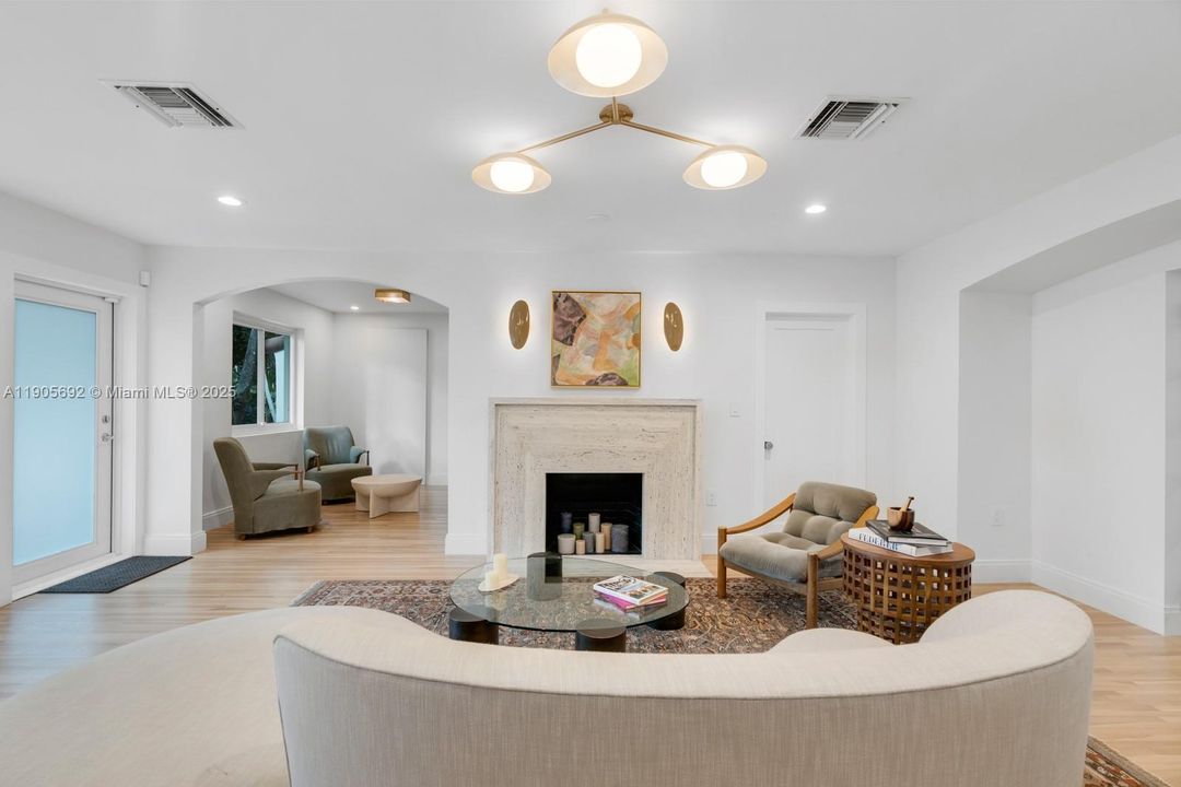 合同活跃: $1,750,000 (3 贝兹, 2 浴室, 1928 平方英尺)