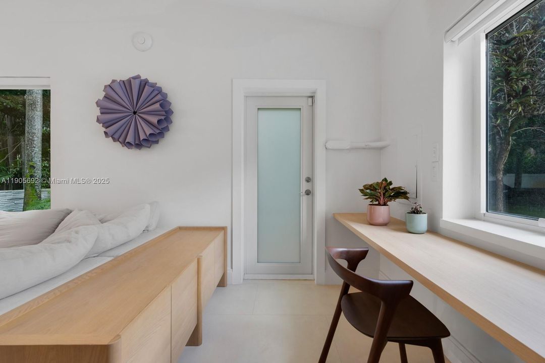 合同活跃: $1,750,000 (3 贝兹, 2 浴室, 1928 平方英尺)